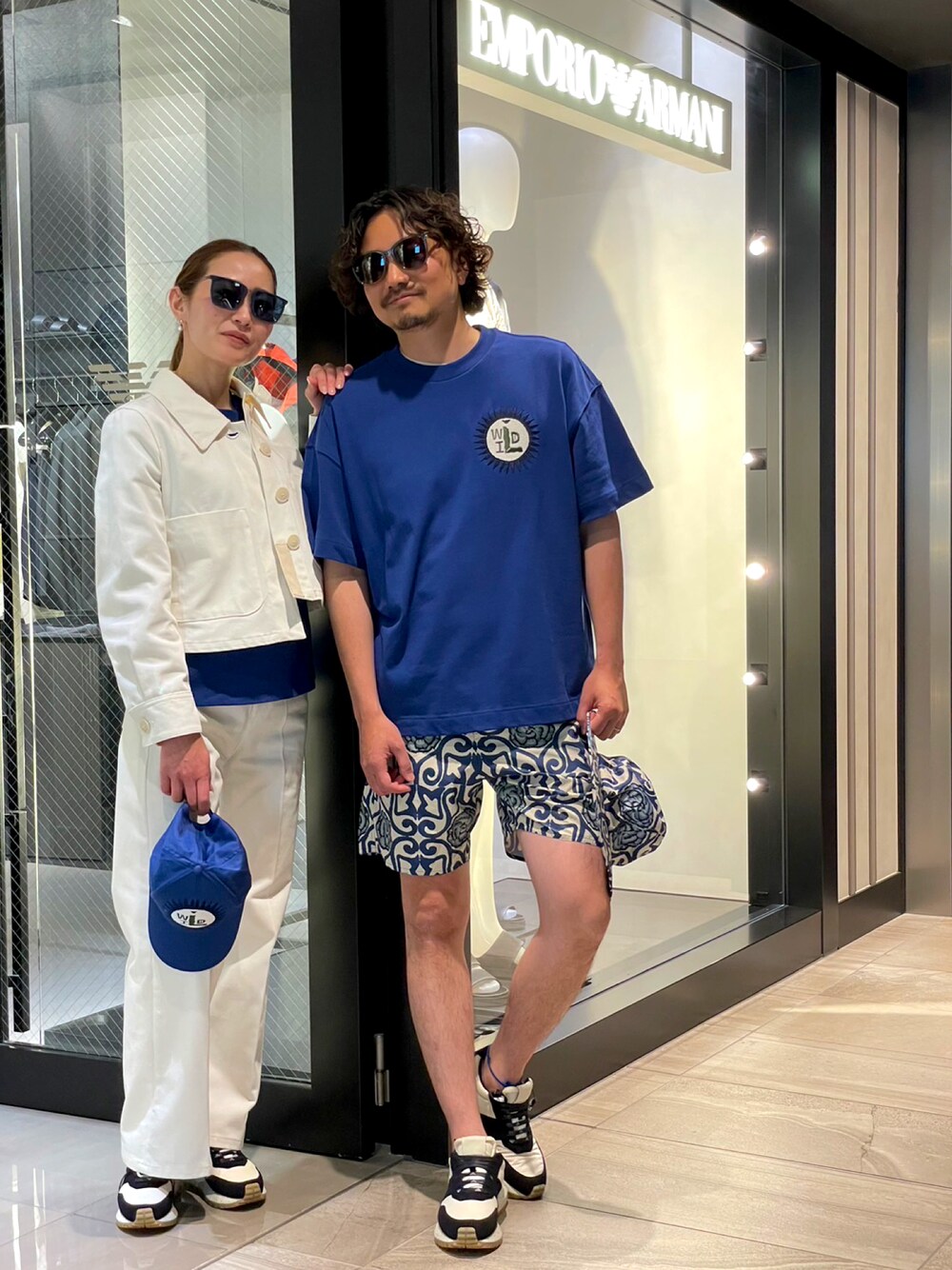 ブルー系のTシャツ/カットソー、その他のその他パンツ、ブラック系のスニーカーを着用したメンズの夏コーディネートの1枚目の写真