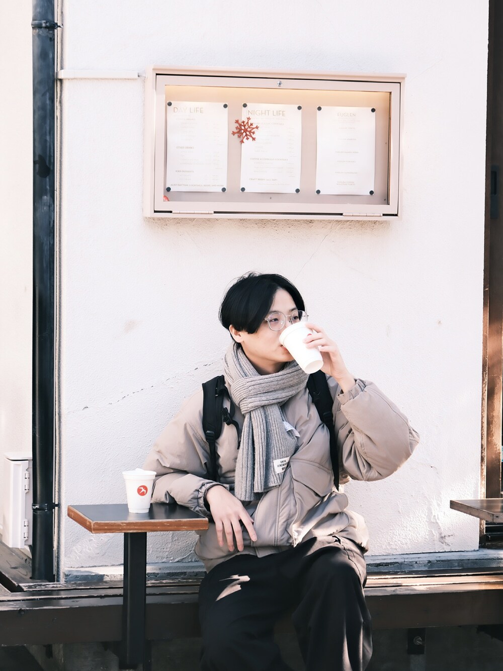 「東京、fuglen」｜「UNIQLOのアイテム（マフラー、グレー系）」を使った、jamesliu😃さん（メンズ・171cm）の冬コーディネートの1枚目の写真