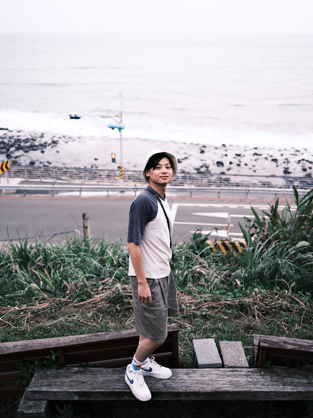 「跳石」｜「NIKEのアイテム（スニーカー、ホワイト系）」を使った、jamesliu😃さん（メンズ・171cm）の春コーディネートの1枚目の写真