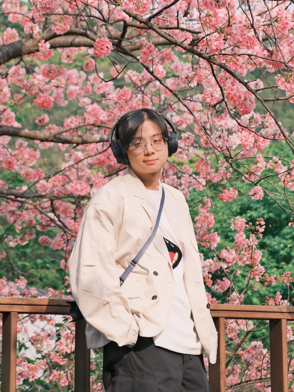 「sakura、PINSKTBS、TIGHTBOOTHPRODUCTION、GU、SONY」｜「PINSKTBSのアイテム（テーラードジャケット、ベージュ系）」を使った、jamesliu😃さん（メンズ・171cm）の春コーディネートの1枚目の写真