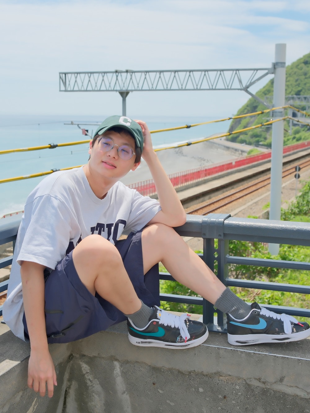 「多良車站、花蓮」｜「NAUTICAのアイテム（Tシャツ/カットソー、ホワイト系）」を使った、jamesliu😃さん（メンズ・171cm）の秋コーディネートの1枚目の写真