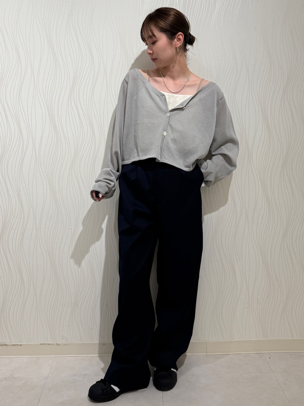 グレー系のカーディガン/ボレロ、ブルー系のその他パンツ、シルバー系のネックレスを着用したレディースの春コーディネートの1枚目の写真