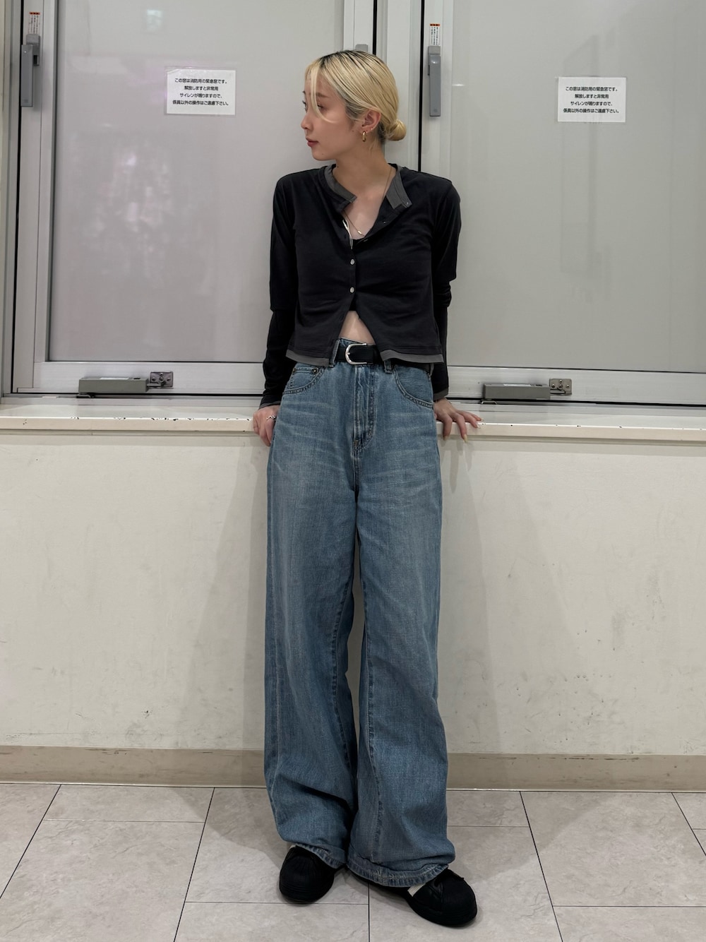 グレー系のカーディガン/ボレロ、ブルー系のデニムパンツを着用したレディースの春コーディネートの1枚目の写真