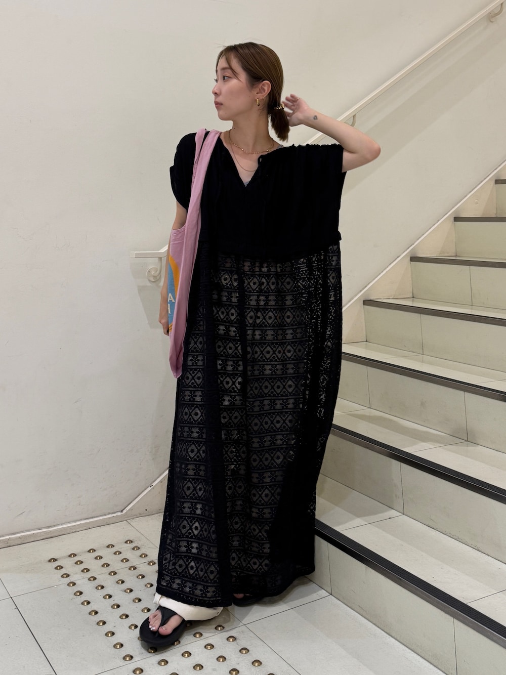 ブラック系のワンピース、ホワイト系のデニムパンツ、ピンク系のトートバッグを着用したレディースの夏コーディネートの1枚目の写真