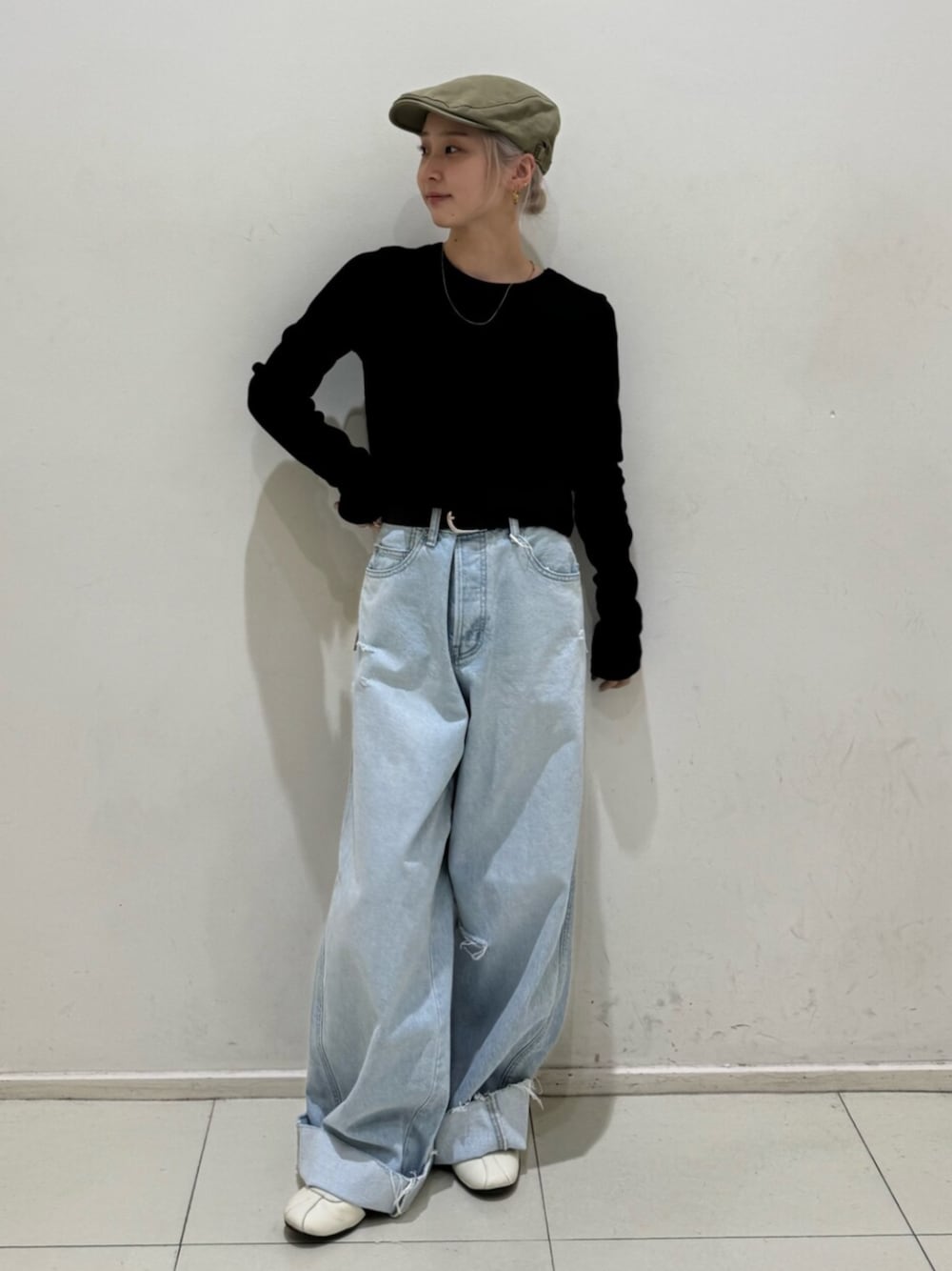 ブルー系のデニムパンツ、ブラック系のTシャツ/カットソー、ブラック系のハンチング/ベレー帽を着用したレディースの春コーディネートの1枚目の写真