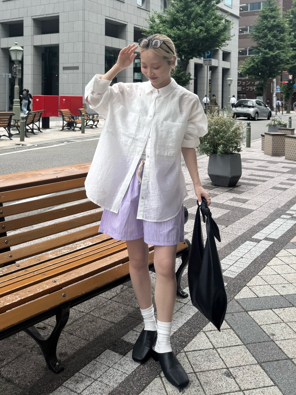 ホワイト系のシャツ/ブラウス、パープル系のその他パンツ、ブラック系のサンダルを着用したレディースの夏コーディネートの1枚目の写真