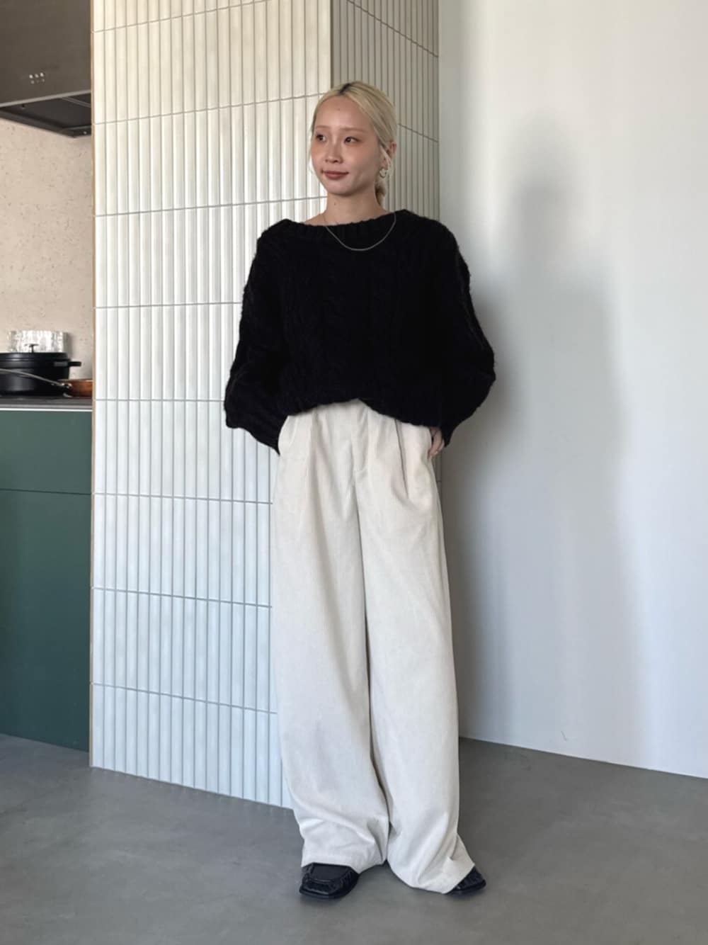 ホワイト系のその他パンツ、ブラウン系のニット/セーターを着用したレディースの秋コーディネートの1枚目の写真