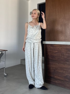 「Ungrid（アングリッド）のポインテッドトゥフラットシューズ（パンプス、ブラック系）」を使った、辻岡雅さん（レディース・148cm）の夏コーディネート