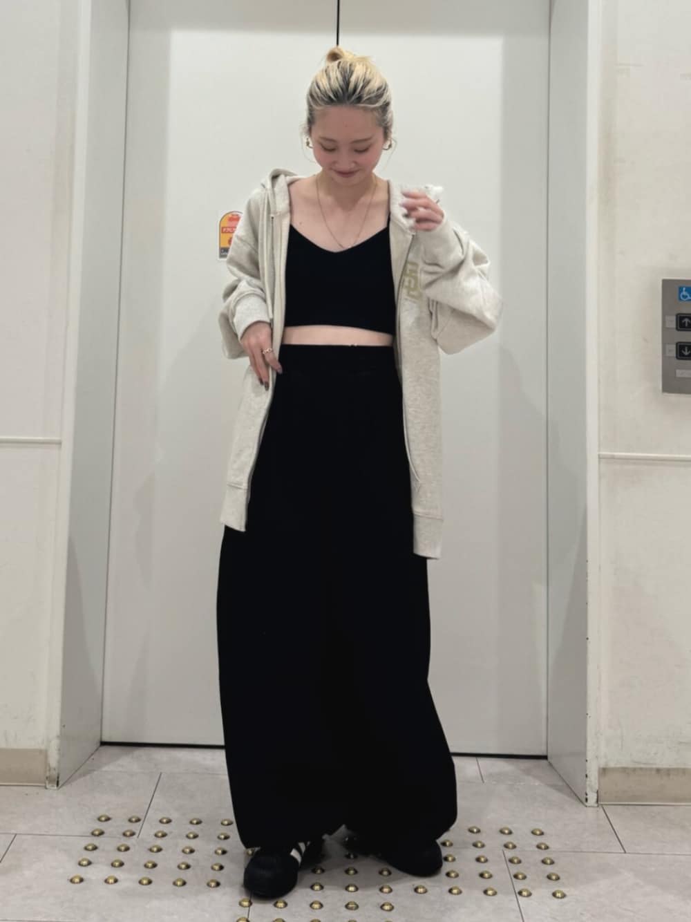 ホワイト系のパーカー、ブラック系のその他パンツ、ブラック系のキャミソールを着用したレディースの春コーディネートの1枚目の写真