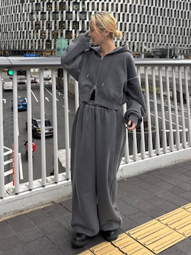 「アイテム（パーカー）」を使った、辻岡雅さん（レディース・148cm）の秋コーディネート