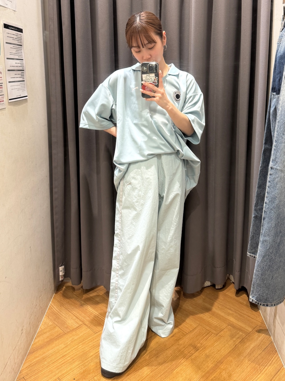 ブルー系のその他パンツ、ブルー系のシャツ/ブラウス、シルバー系のピアス(両耳用)を着用したレディースの春コーディネートの1枚目の写真