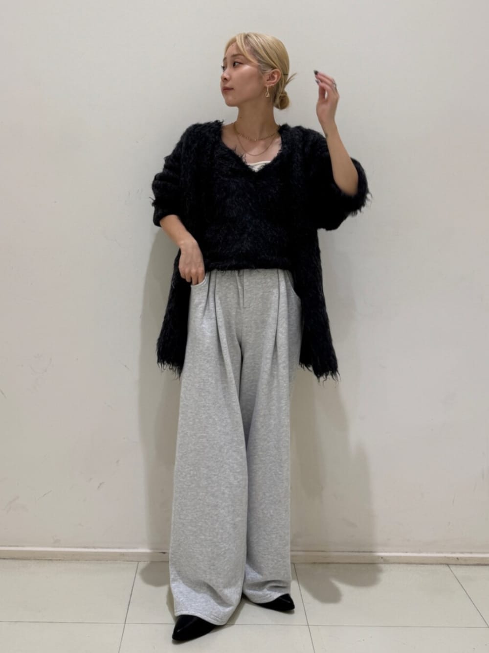 ブラック系のブーツ、グレー系のカーディガン/ボレロ、グレー系のスウェットパンツを着用したレディースの秋コーディネートの1枚目の写真