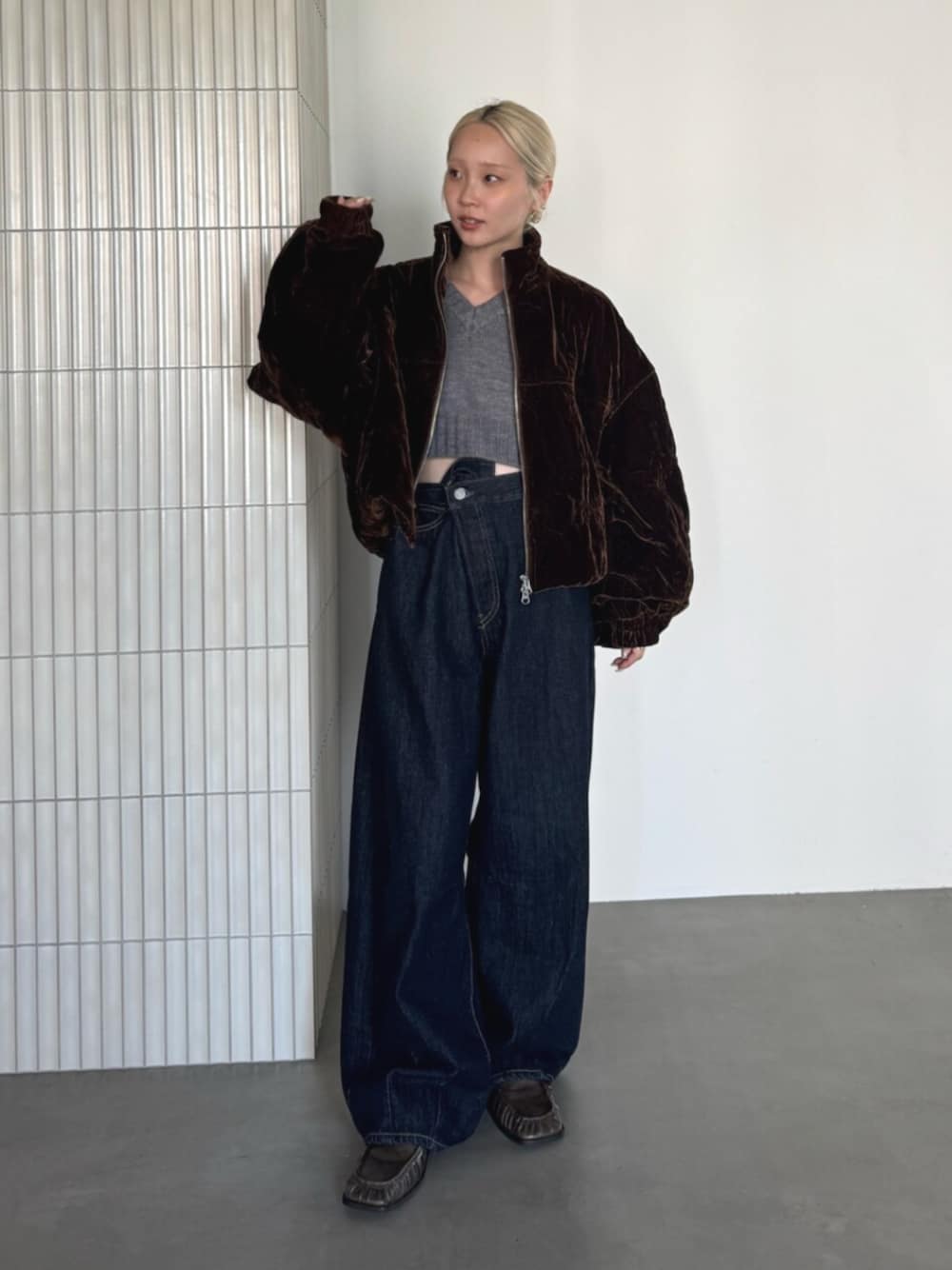ブルー系のデニムパンツ、ブラウン系のブルゾンを着用したレディースの夏コーディネートの1枚目の写真