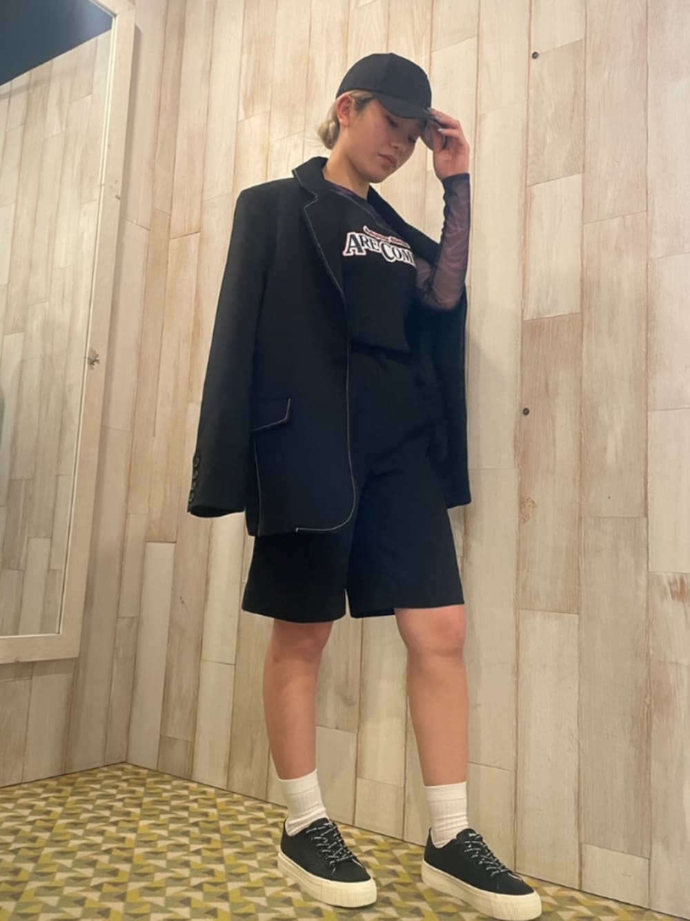 ブラック系のテーラードジャケット、ブラック系のTシャツ/カットソー、ブラック系のスニーカーを着用したレディースの春コーディネートの1枚目の写真