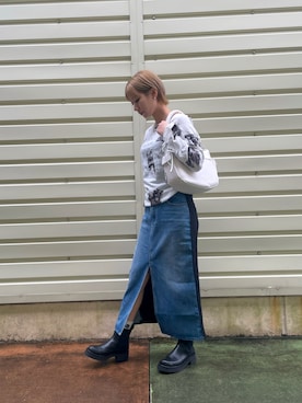 「Desigual（デシグアル）のツートーンデニム バイカラーミディスカート（デニムスカート、ブルー系）」を使った、Desigual 沖縄 STAFFさん（レディース・160cm）の春コーディネート