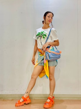 「アイテム（デニムスカート）」を使った、Desigual 沖縄 STAFFさん（レディース・160cm）の秋コーディネート