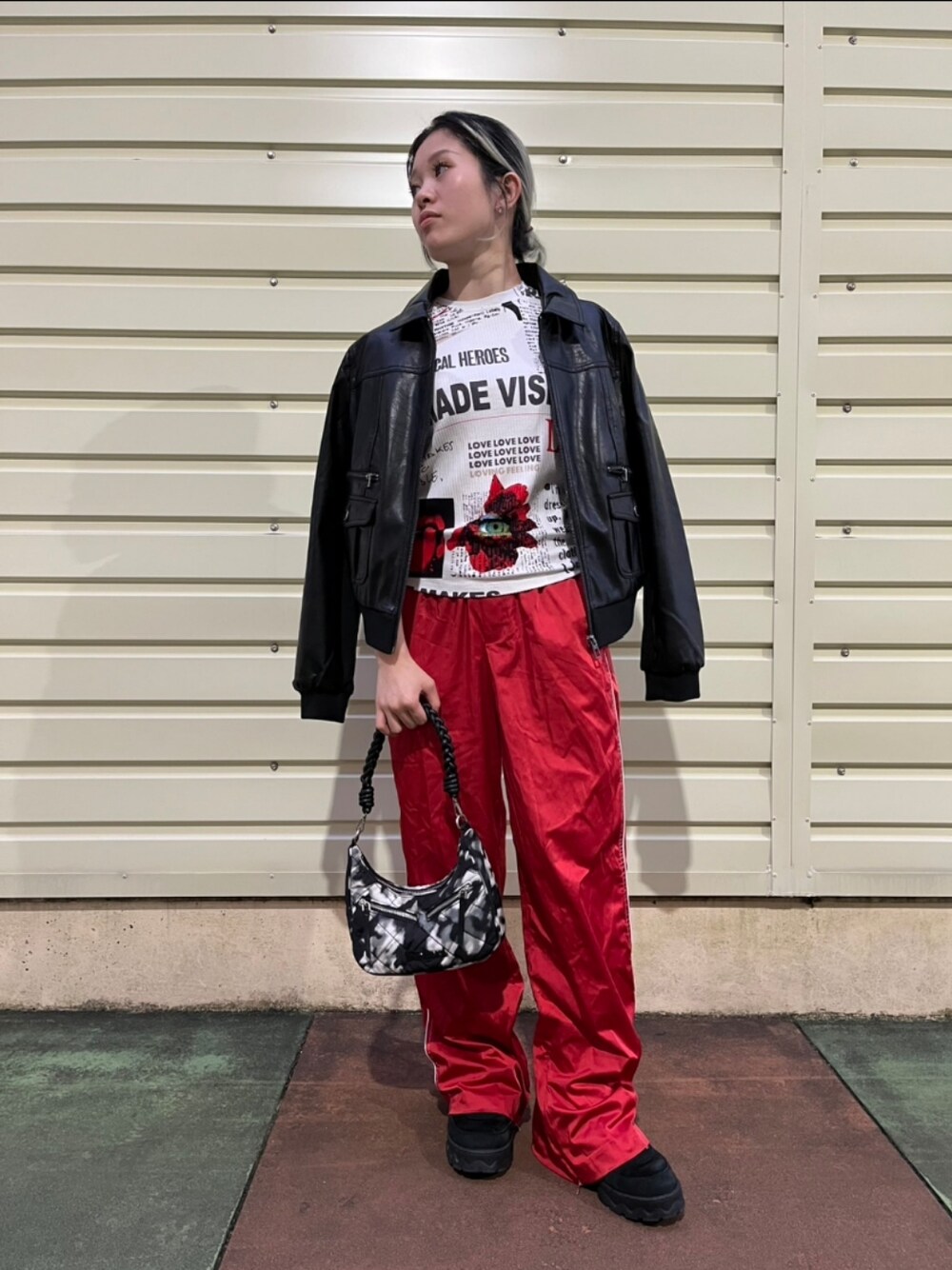 「ラインパンツ、ストリート、ブラック、レッド、骨格ウェーブ、ZARA、Desigual」｜「Desigualのニュースペーパー メリヤスTシャツ（Tシャツ/カットソー、ホワイト系）」を使った、Desigual 沖縄 STAFFさん（レディース・157cm）の秋コーディネートの1枚目の写真