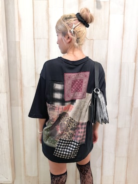 「Desigual（デシグアル）のパッチワーク グラフィック プリント Tシャツ（Tシャツ/カットソー、ブラック系）」を使った、Desigual 沖縄 STAFFさん（レディース・160cm）の秋コーディネート