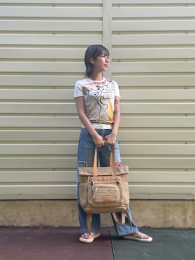 「Desigual（デシグアル）の大きなラフィア多機能バックパック（バックパック/リュック、ホワイト系）」を使った、Desigual 沖縄 STAFFさん（レディース・160cm）の夏コーディネート