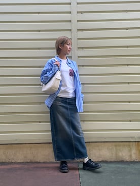 「Desigual（デシグアル）のフラワーエンブロイダリー ストライプシャツ（シャツ/ブラウス、ブルー系）」を使った、Desigual 沖縄 STAFFさん（レディース・160cm）の春コーディネート