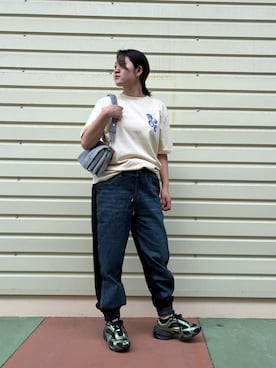 「Desigual（デシグアル）のハイブリッドジョガージーンズ（デニムパンツ、ブルー系）」を使った、Desigual 沖縄 STAFFさん（レディース・160cm）の夏コーディネート
