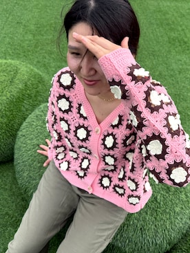 「Desigual（デシグアル）のフラワーモチーフ ピンククロシェカーディガン 2026年春夏 新作（ニット/セーター、レッド系）」を使った、Desigual 沖縄 STAFFさん（レディース・160cm）の秋コーディネート