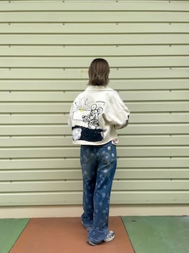 「Desigual（デシグアル）のミッキーマウス クロップド丈トラッカースウェットジャケット（デニムジャケット、ホワイト系）」を使った、Desigual 沖縄 STAFFさん（レディース・160cm）の夏コーディネート