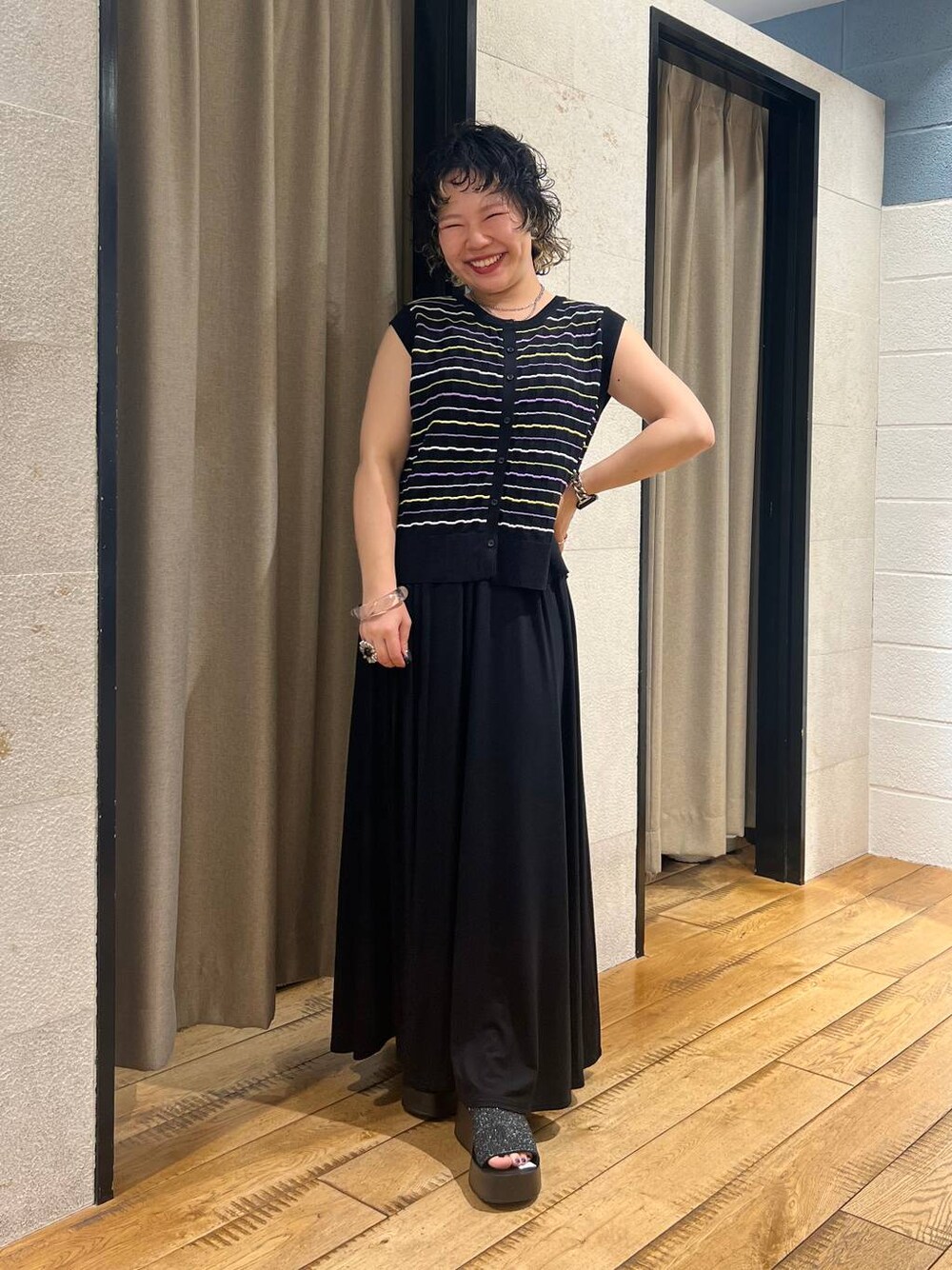 ブラック系のサンダル、ブラック系のスカート、ブラック系のTシャツ/カットソーを着用したレディースの夏コーディネートの1枚目の写真