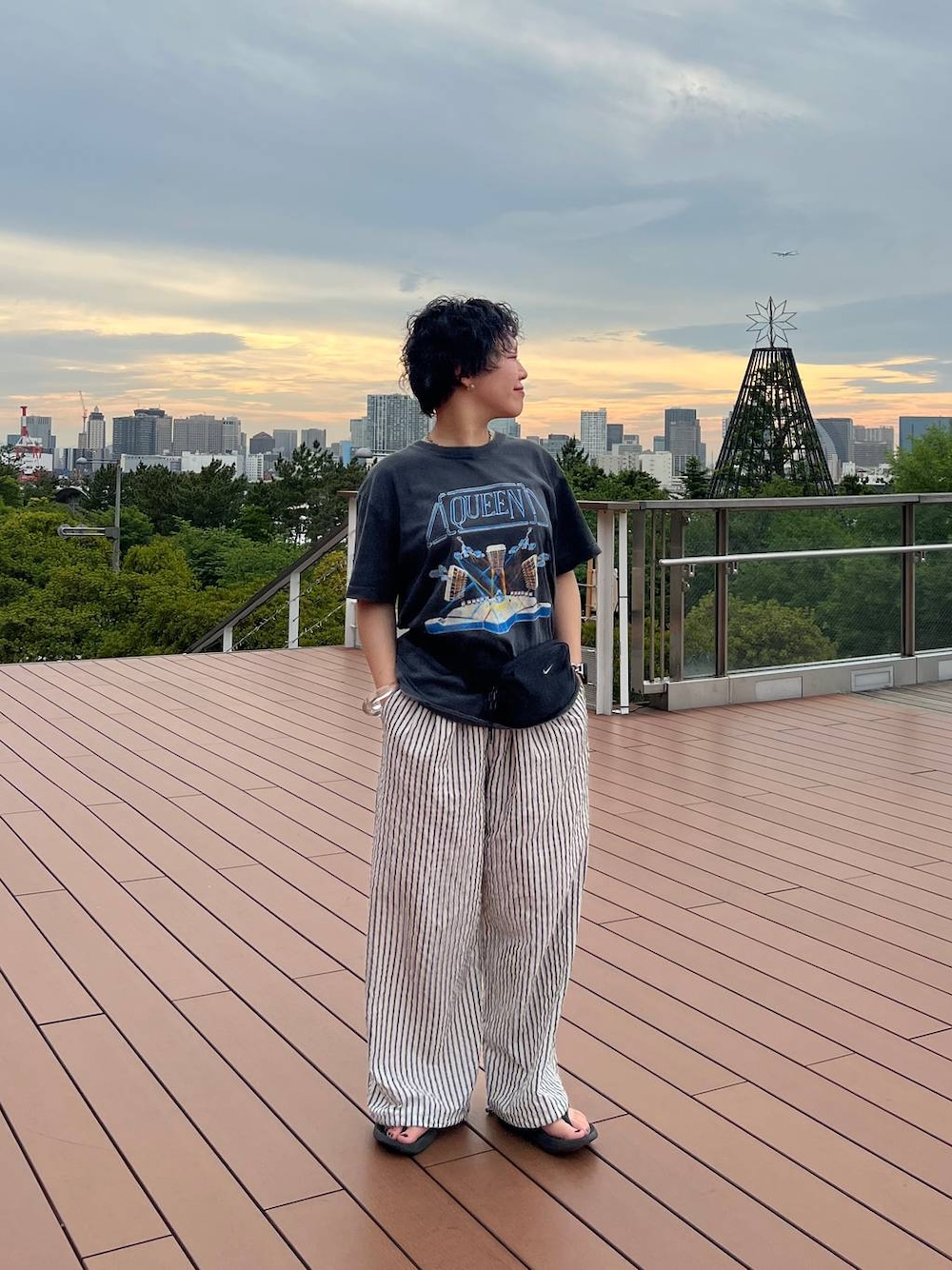 ホワイト系のその他パンツを着用したレディースの春コーディネートの1枚目の写真