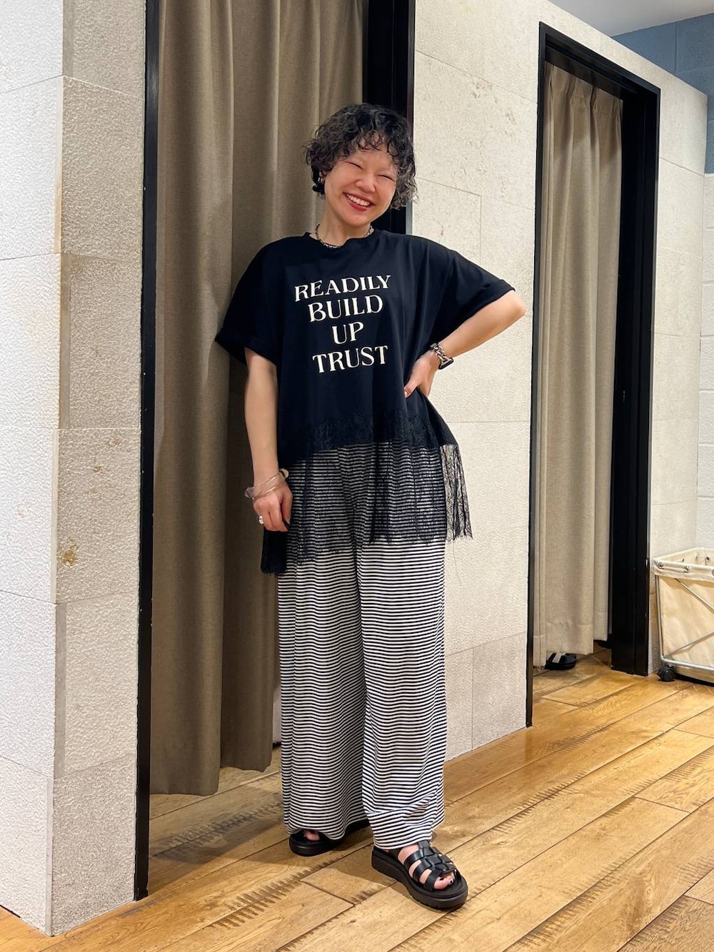 ホワイト系のその他パンツ、ブラック系のサンダル、ブラック系のTシャツ/カットソーを着用したレディースの夏コーディネートの1枚目の写真