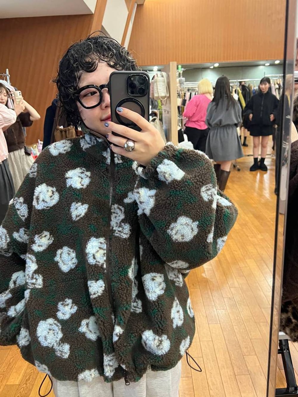 グレー系のスウェットパンツを着用したレディースの秋コーディネートの1枚目の写真