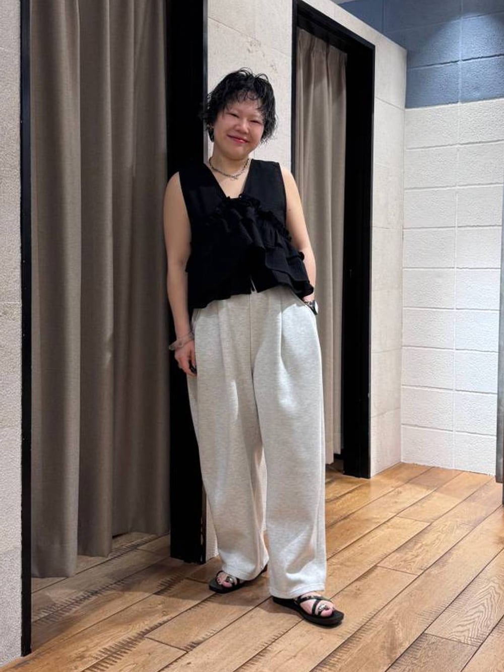 グレー系のスウェットパンツ、ブラック系のサンダル、ブラック系のシャツ/ブラウスを着用したレディースの夏コーディネートの1枚目の写真