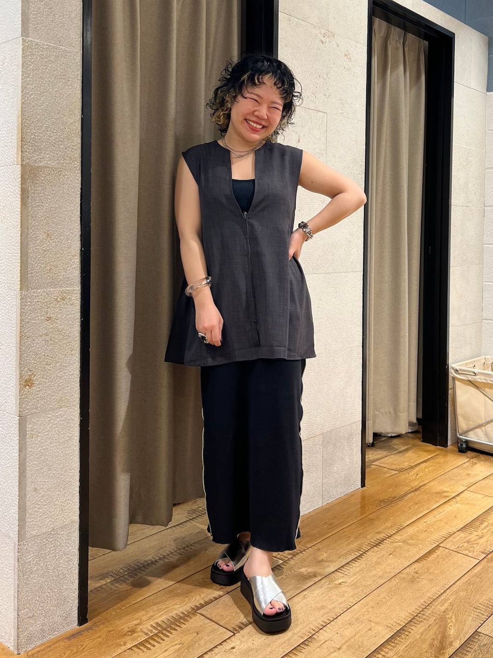 ブラック系のTシャツ/カットソー、シルバー系のサンダル、グレー系のその他アウターを着用したレディースの夏コーディネートの1枚目の写真