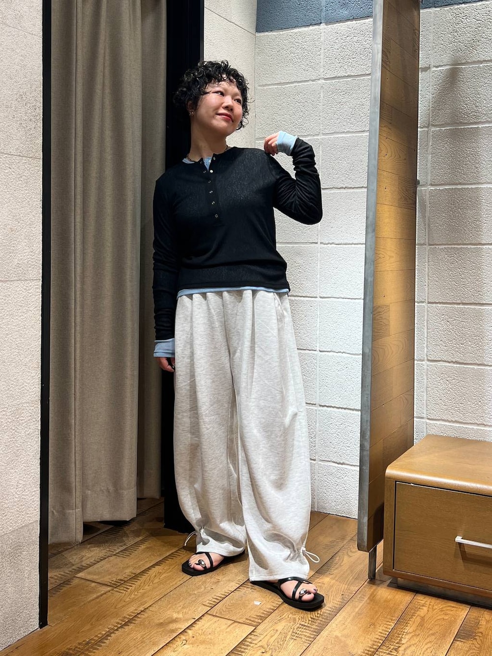 グレー系のスウェットパンツ、ブラック系のサンダル、ブラック系のTシャツ/カットソーを着用したレディースの夏コーディネートの1枚目の写真
