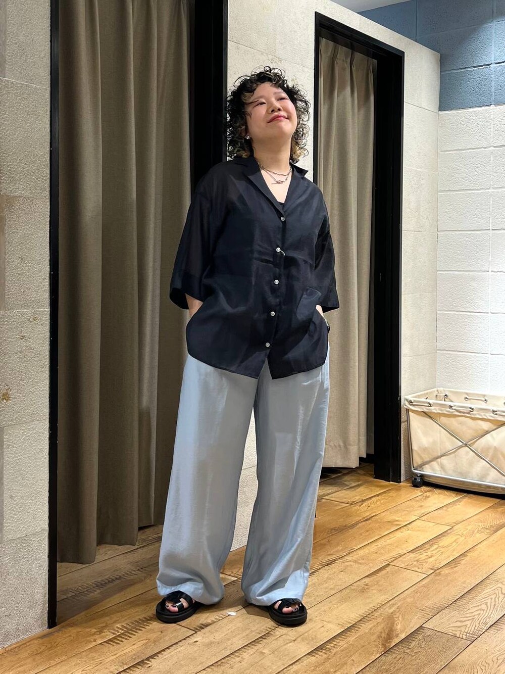 ブラック系のTシャツ/カットソー、ブラック系のサンダル、ブラック系のシャツ/ブラウスを着用したレディースの夏コーディネートの1枚目の写真