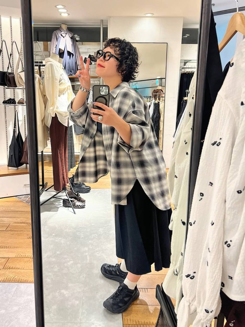 ブラック系のTシャツ/カットソー、ブラック系のスラックス、グレー系のシャツ/ブラウスを着用したレディースの秋コーディネートの1枚目の写真