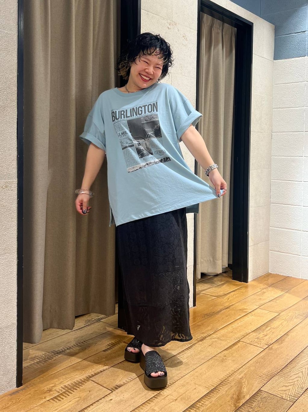 ブラック系のサンダル、ブラック系のスカート、ブルー系のTシャツ/カットソーを着用したレディースの夏コーディネートの1枚目の写真