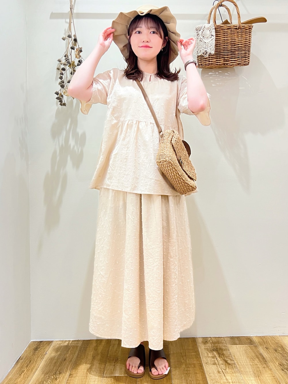 ホワイト系のシャツ/ブラウス、ベージュ系のハンドバッグ、ホワイト系のスカートを着用したレディースの夏コーディネートの1枚目の写真