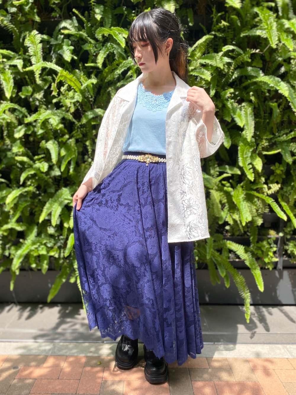 「axes femme、AXES-X、低身長、低身長コーデ、150cm台コーデ、さらっと晴れやかスナップ、お出かけコーデ、大人カジュアルコーデ、夏コーデ、ブルー、シアートップス、タンクトップ、厚底シューズ」｜「AXES-Xのオパールフラワーシャツ（シャツ/ブラウス、ホワイト系）」を使った、ありさん（レディース・155cm）の夏コーディネートの1枚目の写真