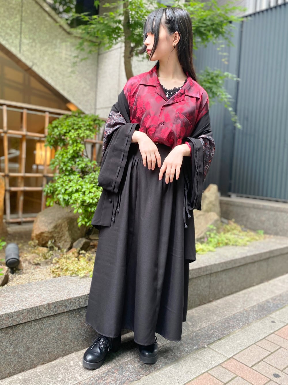 「axes femme、AXES-X、低身長、低身長コーデ、モード、バラ柄、和風、着物袖、開襟シャツ、柄シャツ、和柄、スカート、羽織り、小紋柄、インナー」｜「AXES-Xの花柄ジャカード着物スリーブシャツ（シャツ/ブラウス、レッド系）」を使った、ありさん（レディース・155cm）の夏コーディネートの1枚目の写真