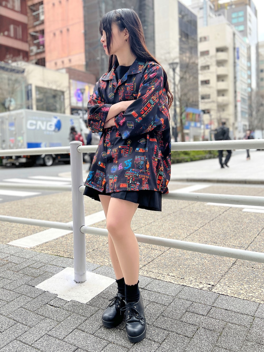 「axes femme、AXES-X、axes femme POETIQUE、サブカル、柄シャツ、柄、ネオン、メンズアイテム、メンズシャツ、Tシャツ、ミニ丈、ショートパンツ、キュロット、ブラック、黒」｜「AXES-Xの香港ネオンアロハ（シャツ/ブラウス、ブラック系）」を使った、ありさん（レディース・155cm）の春コーディネートの1枚目の写真