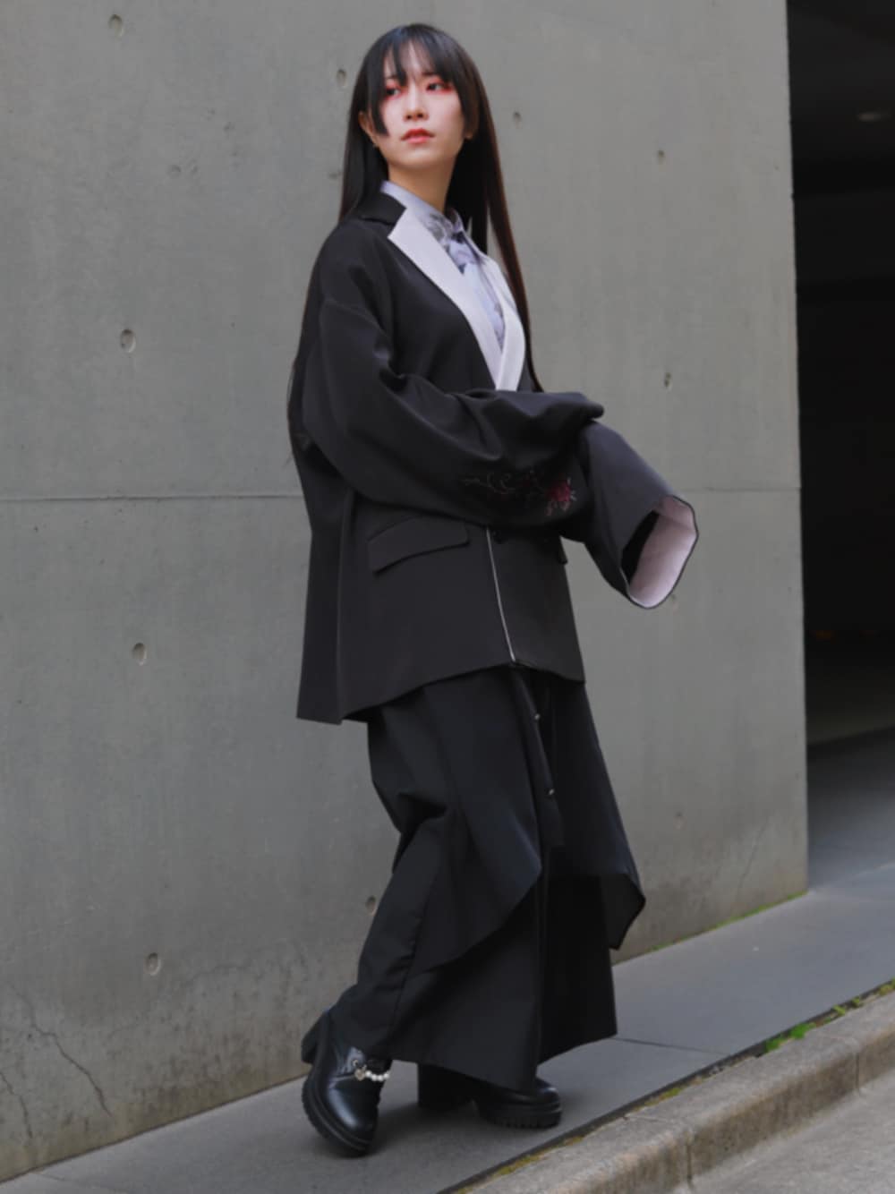 「AXES-X、REZEN、お出かけコーデ、パンツコーデ、春夏コーデ、春アウター、刺繍、ジャケットスタイル、ジャケット、モード、モードスタイル」｜「axes femmeのパールチャーム付ミドルブーツ（ブーツ、ブラック系）」を使った、ありさん（レディース・155cm）の春コーディネートの1枚目の写真