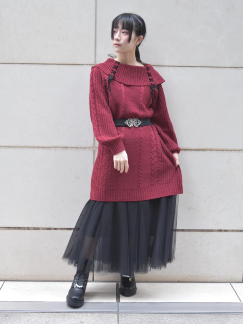 「axes femme、低身長、低身長コーデ、低身長女子、冬コーデ、お出かけコーデ、ブーツ、ニット、あったかコーデ、赤ニット、ニットチュニック、定番アイテム、定番」｜「axes femmeのロングチュールスカート（スカート、ブラック系）」を使った、ありさん（レディース・155cm）の秋コーディネートの1枚目の写真