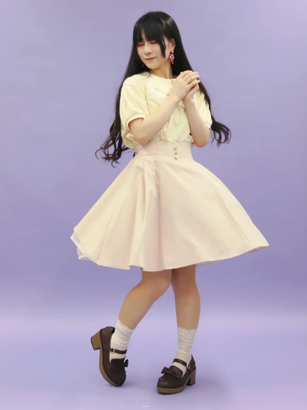「axes femme、axes femme POETIQUE、デートコーデ、ミニスカート、韓国ファッション、夏コーデ、スカートスタイル、夏コーデ、150cm台コーデ、フリル、カジュアルガーリー、カジュアルガーリーコーデ」｜「axes femme POETIQUEのガーリーリボンローファー（ローファー、ブラウン系）」を使った、ありさん（レディース・155cm）の夏コーディネートの1枚目の写真