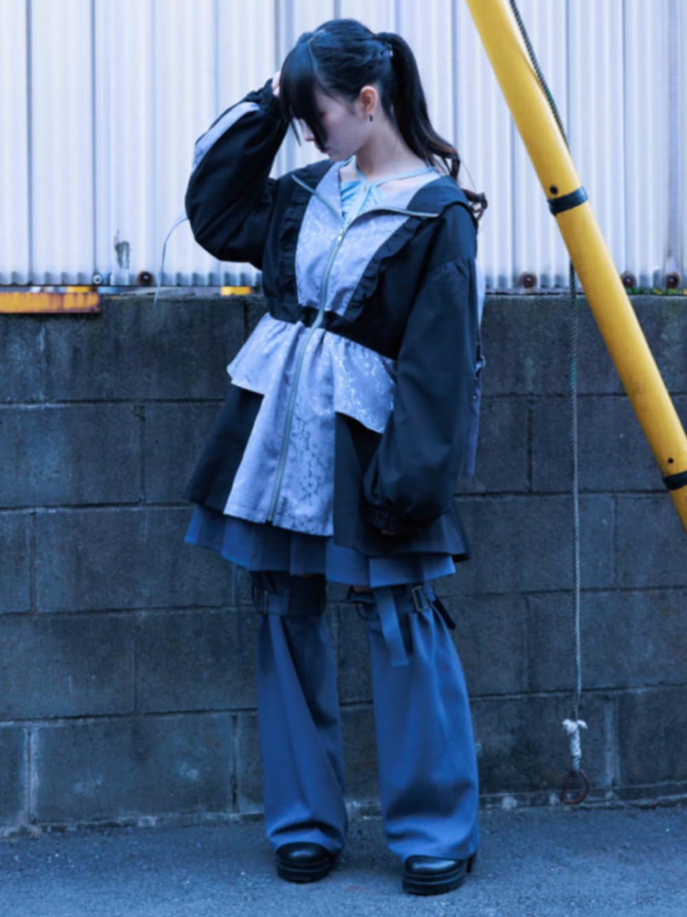「axes femme、axes femme POETIQUE、春色、春服、レイヤードスタイル、春夏コーデ、グレー、リボン、シャツ、サブカル、サブカル地雷、スポーツmix、スポーツミックス」｜「axes femme POETIQUEのジャカード切替ブルゾン（ブルゾン、グレー系）」を使った、ありさん（レディース・155cm）の春コーディネートの1枚目の写真