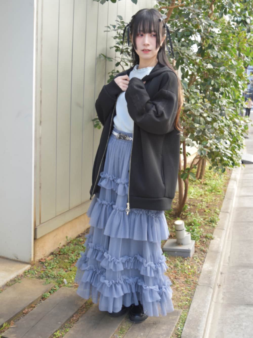 「axes femme、カジュアルスタイル、春カラー、ラクチンコーデ、ブルーコーデ、スカートスタイル、カジュアル、カジュアルコーデ」｜「axes femmeのフラワーカラーレースリブプルオーバー（Tシャツ/カットソー、ブルー系）」を使った、ありさん（レディース・155cm）の春コーディネートの1枚目の写真