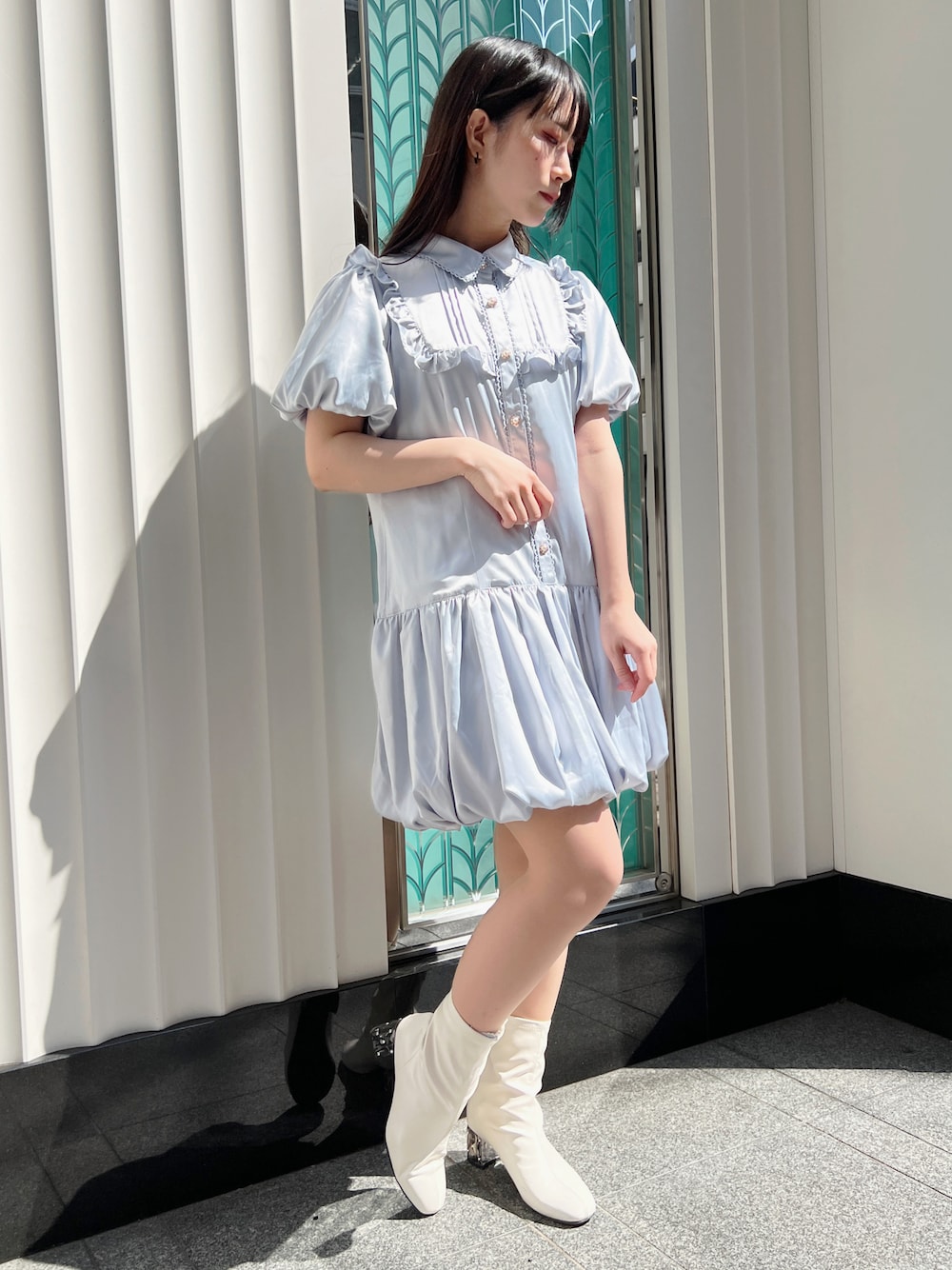 「axes femme、axes femme POETIQUE、ガーリーコーデ、韓国ファッション、低身長コーデ、お出かけコーデ、バルーンシルエット、休日スタイル、夏コーデ、ワンピース、チュニック、バルーンスリーブ、グレー、サテン、ミニ丈」｜「axes femme POETIQUEのバルーンデザインフリルチュニ（チュニック、ブラック系）」を使った、ありさん（レディース・155cm）の春コーディネートの1枚目の写真