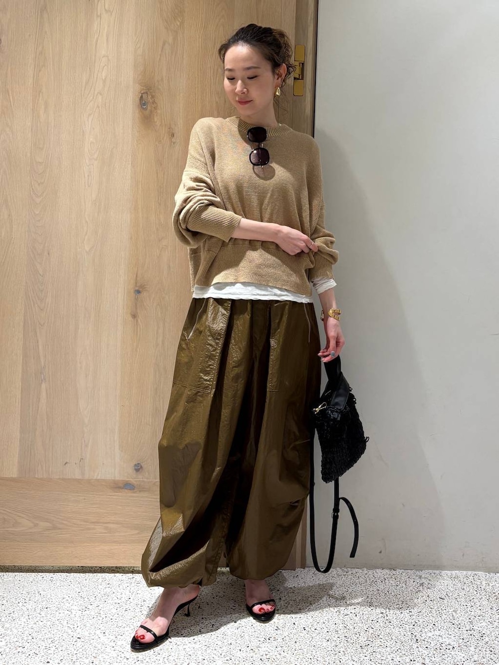 「カジュアル、リラックス、ラフ、女子会、女子ウケ、高見え、フェミニン、旅行、ワンマイル、モテ、モード、ミリタリー、フェススタイル、ニット、リネン・透けアイテム」｜「CurensologyのCurensology(カレンソロジー)/＜5AWARENESS＞ロングスリーブＴシャツ（Tシャツ/カットソー、ホワイト系）」を使った、erik97さん（レディース・162cm）の春コーディネートの1枚目の写真
