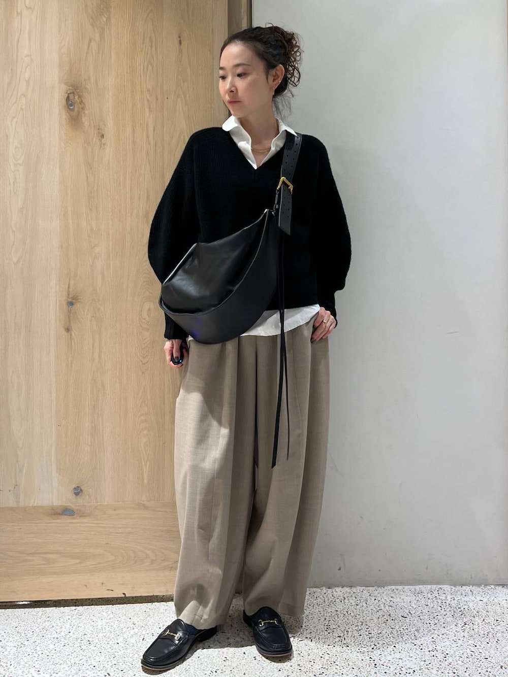 「カジュアル、リラックス、ラフ、女子会、女子ウケ、高見え、フェミニン、旅行、Curensology、着痩せ・細見え、ニット、コート、秋コーデ、冬コーデ、秋冬新作」｜「CurensologyのCurensology(カレンソロジー)/ウールカシミヤステッチVネックプルオーバー（ニット/セーター、ブラック系）」を使った、erik97さん（レディース・162cm）の秋コーディネートの1枚目の写真