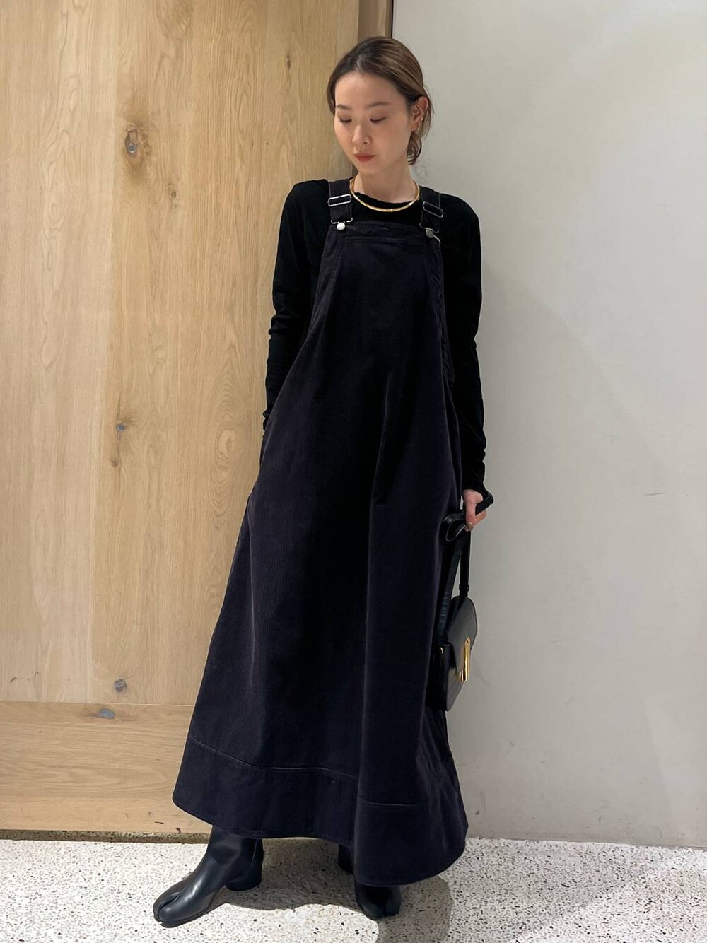 「カジュアル、リラックス、ラフ、女子会、女子ウケ、高見え、フェミニン、旅行、Curensology、着痩せ・細見え、ワンピース、シンプルコーデ、モテ、春コーデ、楽ちんコーデ」｜「CurensologyのCurensology(カレンソロジー)/＜5AWARENESS＞ロングスリーブＴシャツ（Tシャツ/カットソー、ブラック系）」を使った、erik97さん（レディース・162cm）の冬コーディネートの1枚目の写真